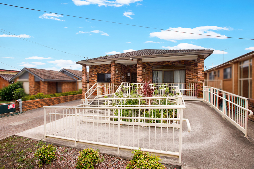 Auburn_frontyard