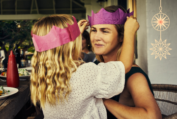 $2000_WMN538_Xmas25_DollarHandles_348x235px_B